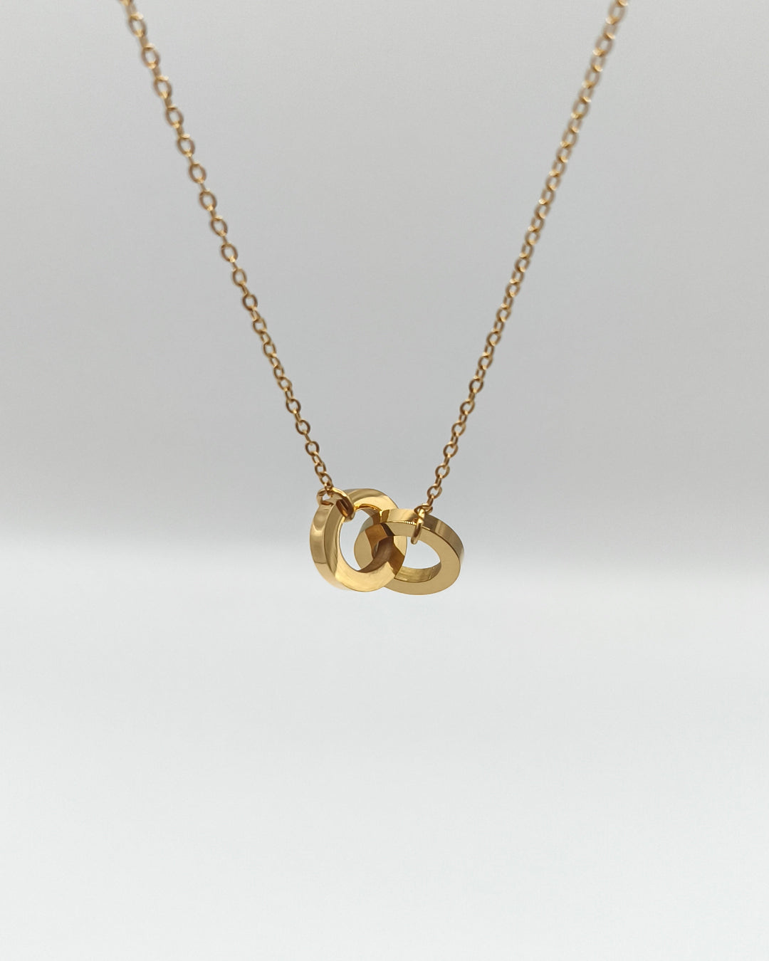 Puissance - collier anneaux entrelaces presentation 