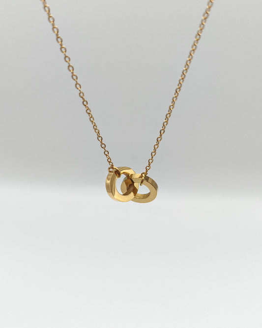 Puissance - collier anneaux entrelaces presentation 