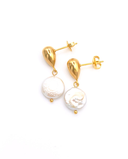 Règne - boucles d'oreilles pendantes perle d'eau douce présentation 