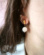 Règne - boucles d'oreilles pendantes perle d'eau douce portées 
