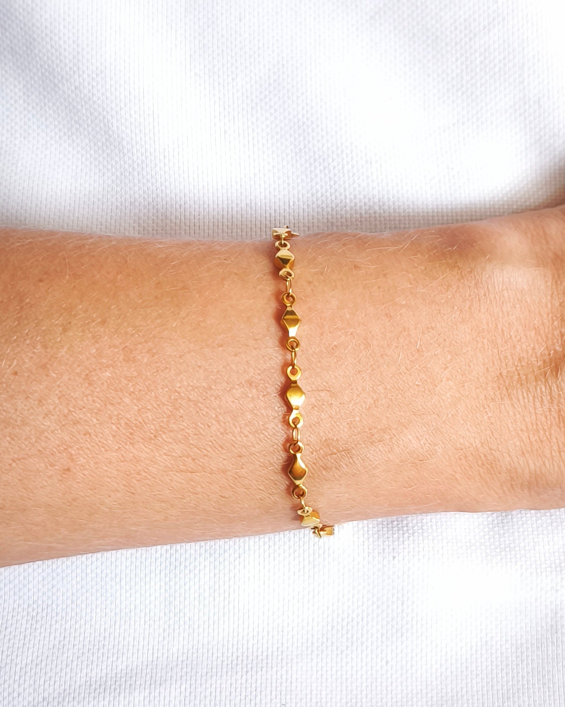 Silence - bracelet pavé doré porté 