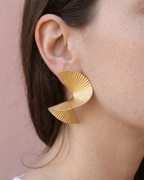 soul - boucles d'oreilles portées peau blanche