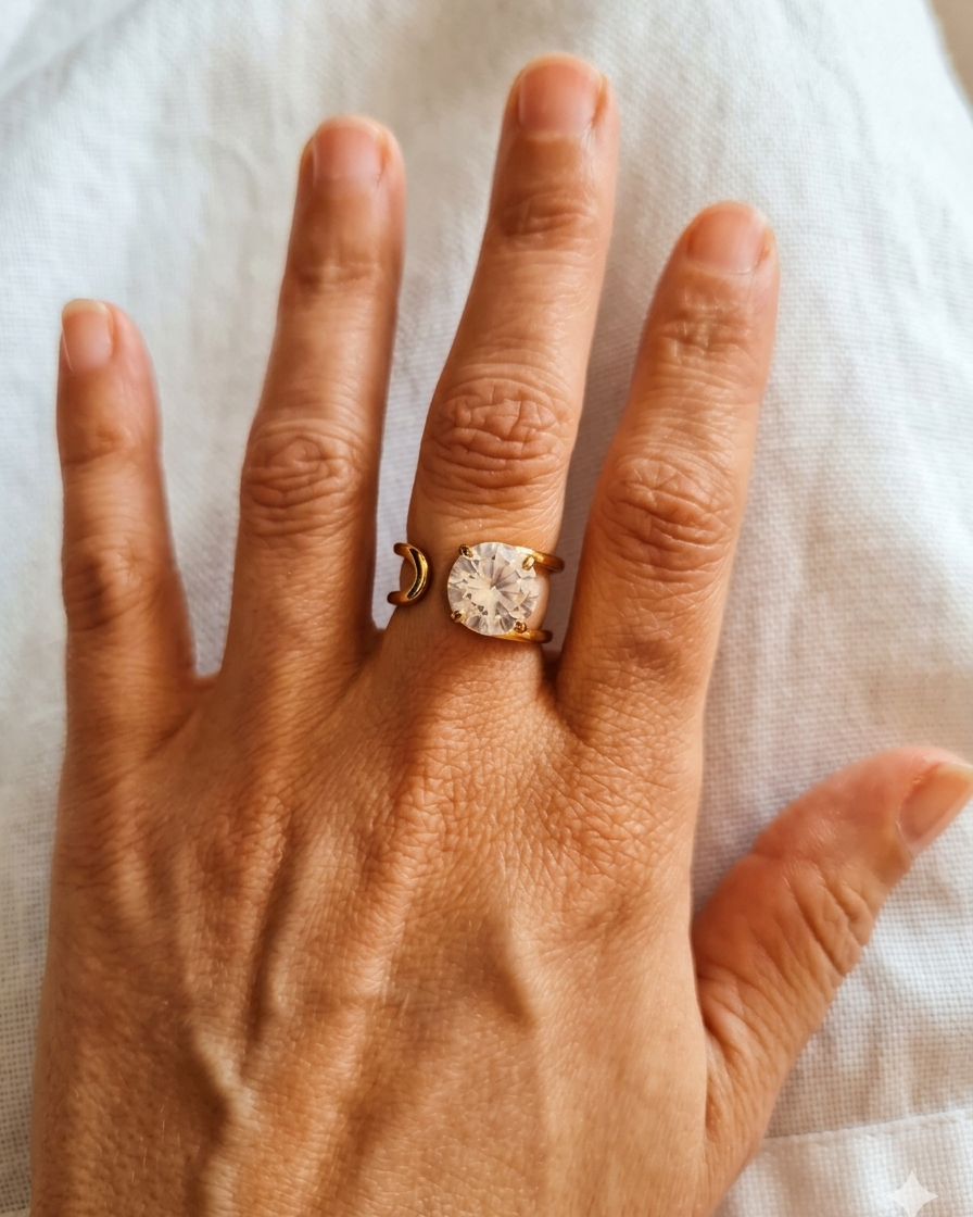 Trust -  bague porté sur peau dorée