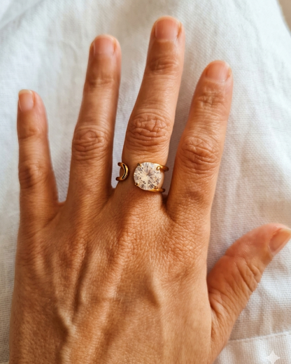 Trust -  bague porté sur peau dorée