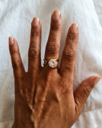 Trust -  bague portée sur peau foncé