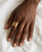 ardeur - bague portée peau foncé