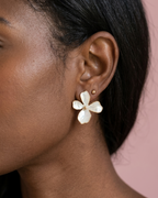 beauty - boucles d'oreilles présentation peau foncé