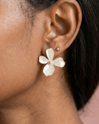 beauty - boucles d'oreilles présentation peau mate