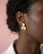 Canvas - boucles d'oreilles version courte présentation peau foncé