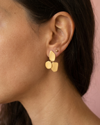 Canvas - boucles d'oreilles version courte présentation peau mate