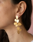 Canvas - boucles d'oreilles version longue présentation peau mate