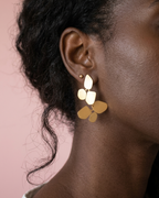 Canvas - boucles d'oreilles version mi-longues présentation peau foncé