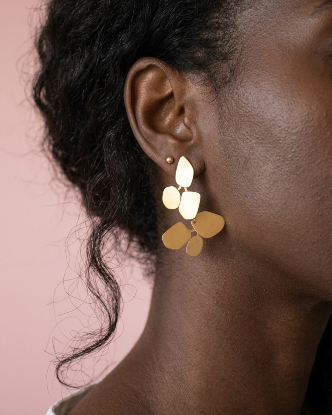 Canvas - boucles d'oreilles version mi-longues présentation peau foncé