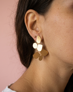 Canvas - boucles d'oreilles présentation mi-longues peau mate