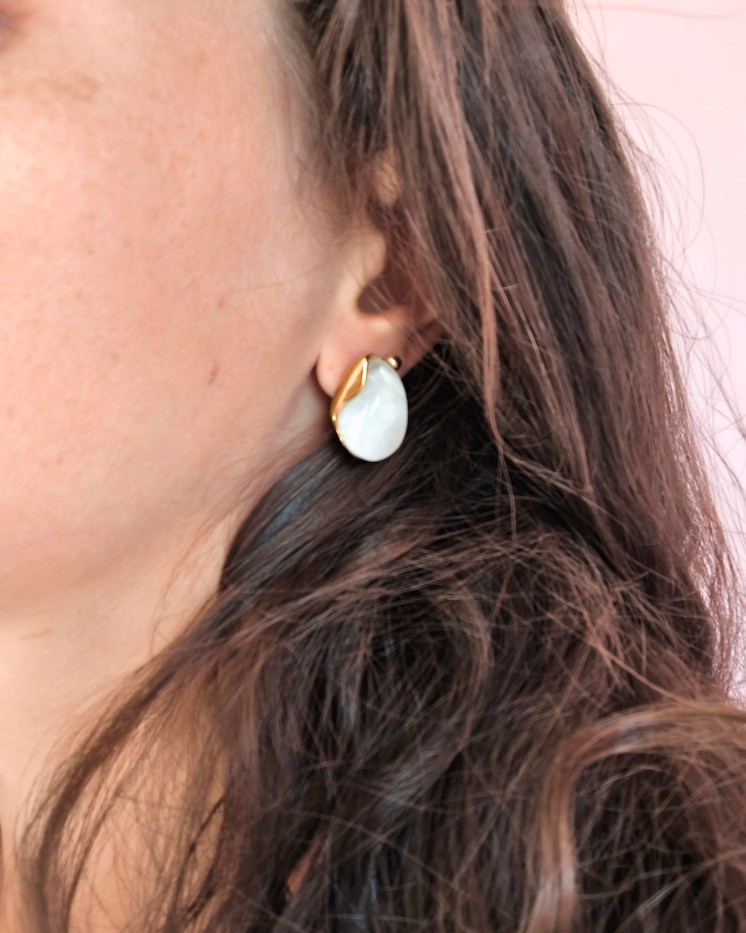 Conquête - boucles d'oreilles gouttes blanches portées