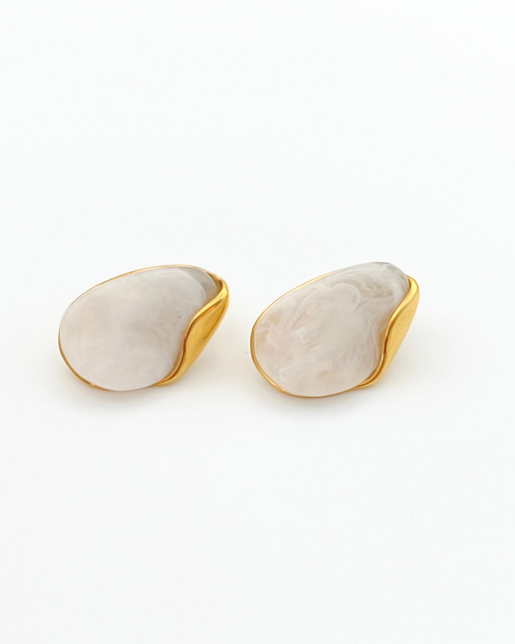 Conquête - boucles d'oreilles gouttes blanches présentation