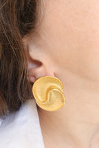 photo Dawn boucles d'oreilles dorées portées