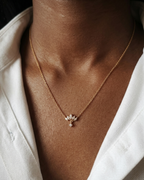 diademe - collier présenté sur peau foncé