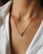 diadème - collier présenté sur peau mate