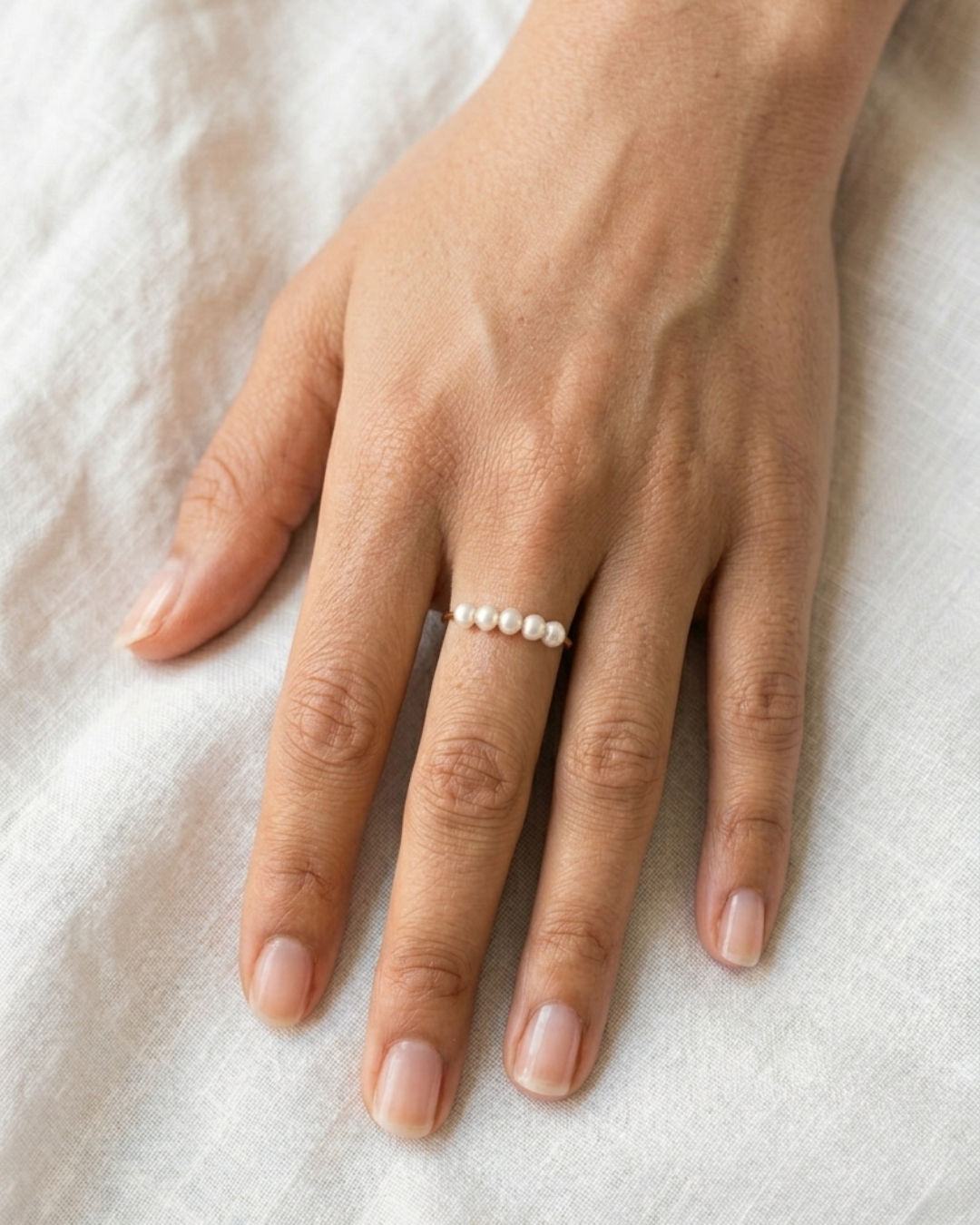 distinction - bague 5 perles d'eau douce portée peau blanche