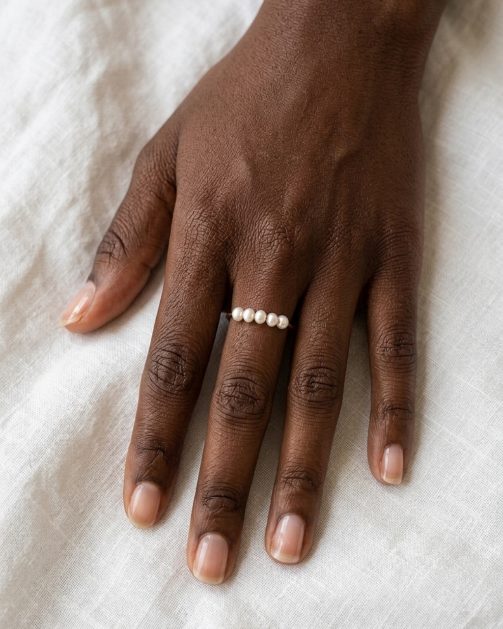 distinction - bague 5 perles d'eau douce portée peau foncé