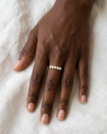 distinction - bague 5 perles d'eau douce portée peau foncé