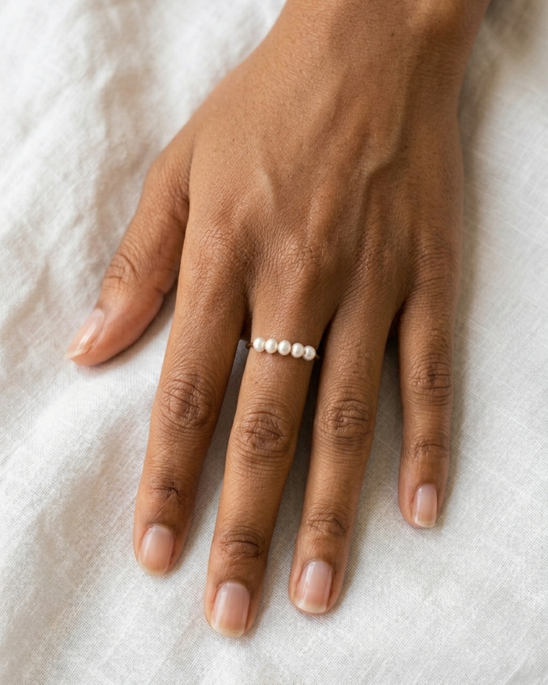 distinction - bague 5 perles d'eau douce porté peau mate
