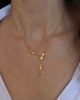 Elégance collier Y a papillons porté