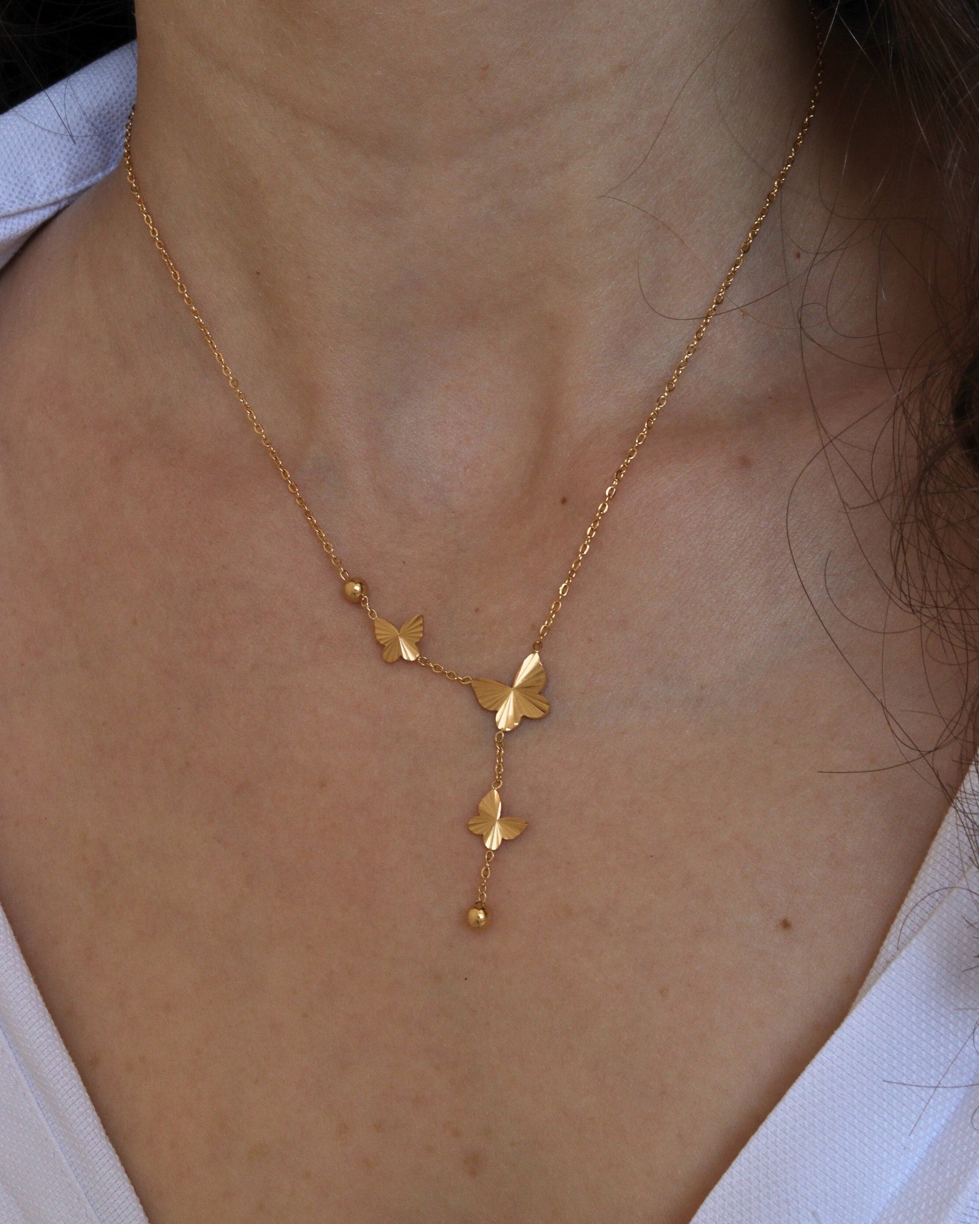 Elégance collier Y a papillons porté