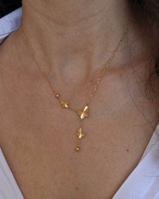 Elégance collier Y a papillons porté