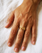 faith - bague présentation peau mate