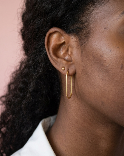 finesse - boucles d'oreilles présentation peau foncé