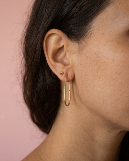 finesse - boucles d'oreilles présentation peau mate