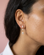 glow - boucles d'oreilles présentation peau mate