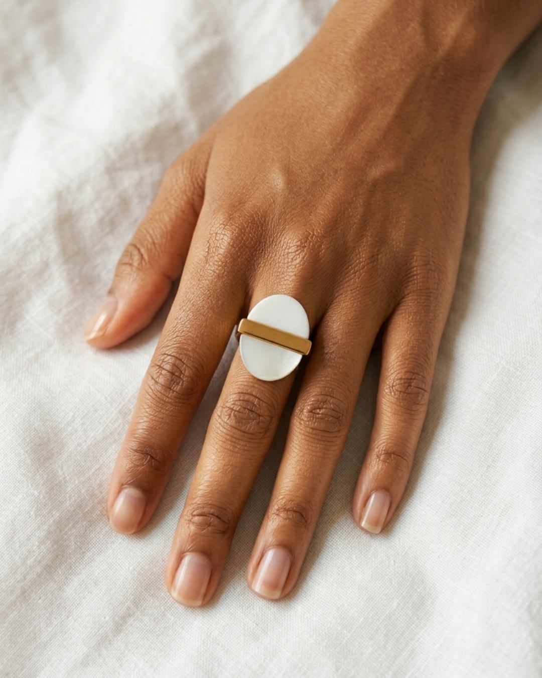 kingdom - bague portée peau mate