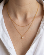 légende - collier double une perle d'eau douce porté peau blanche