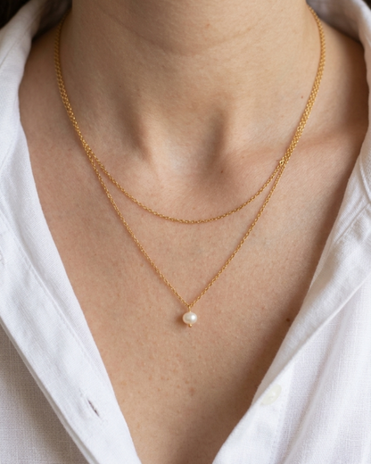 légende - collier double une perle d'eau douce porté peau blanche