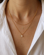 légende - collier double une perle d'eau douce porté peau mate
