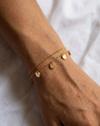 mystic - bracelet a panpilles porté peau mate