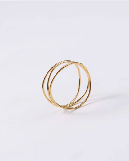 photo Bague triple fine dore fond gris clair 2