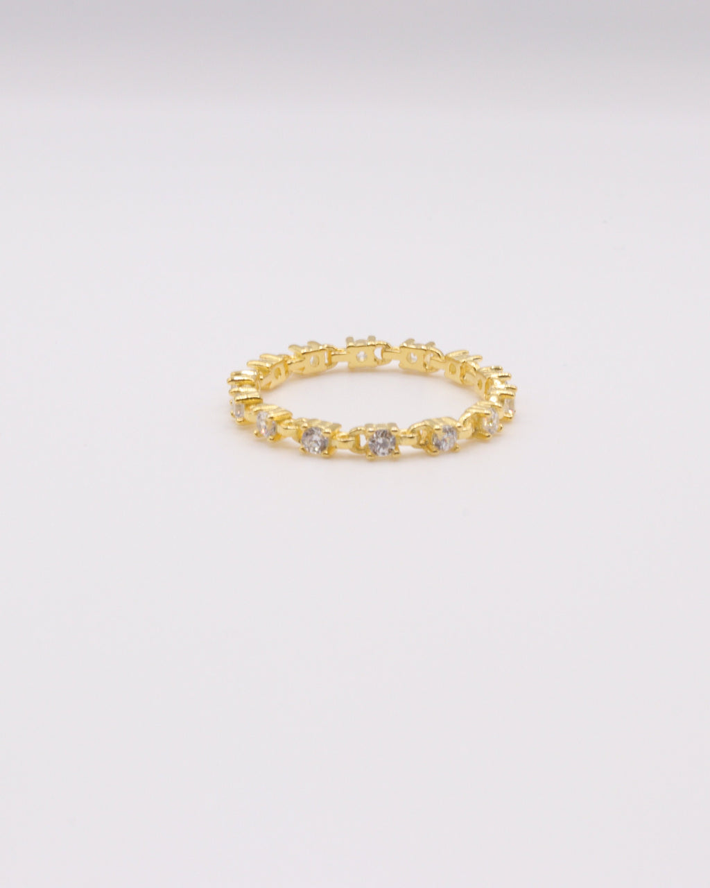 photo bague ligne de zirconium doré sur fond gris clair
