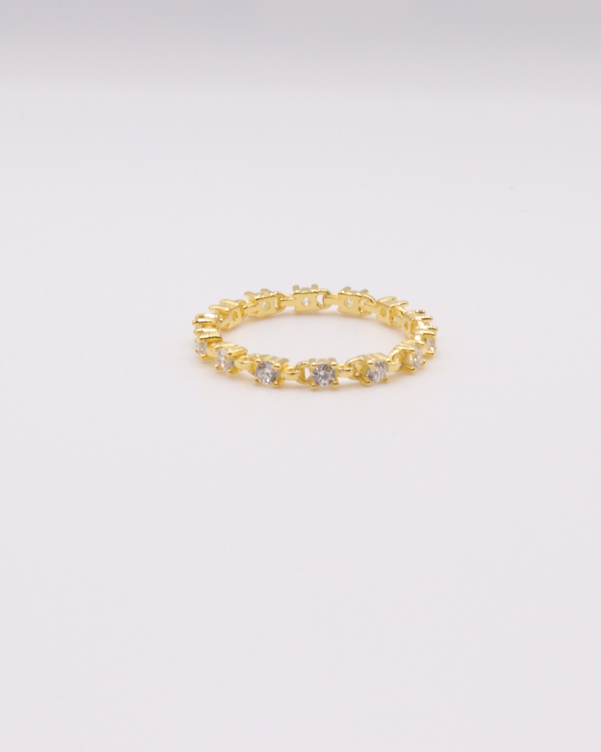 photo bague ligne de zirconium doré sur fond gris clair