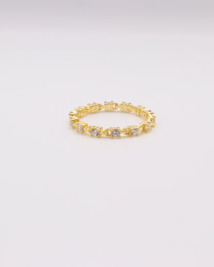 photo bague ligne de zirconium doré sur fond gris clair