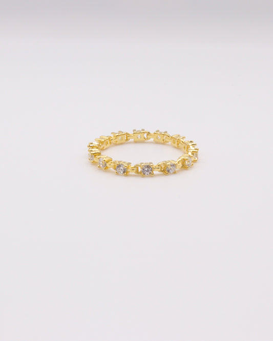 photo bague ligne de zirconium doré sur fond gris clair