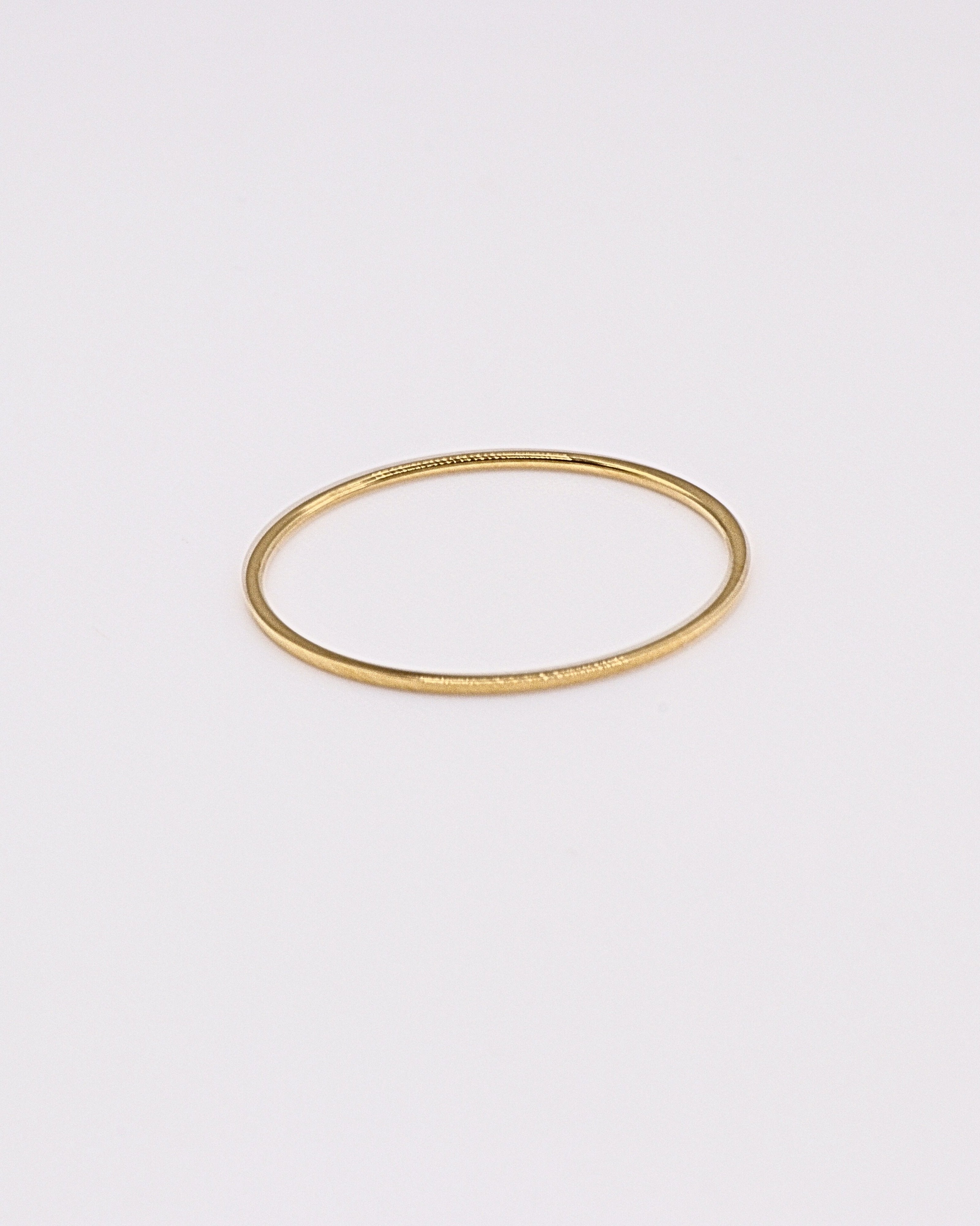 bague lisse 1mm fond gris clair