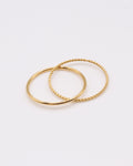 Photo de la bague lisse et torsadées sur fond gris clair