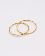 Photo de la bague lisse et torsadées sur fond gris clair