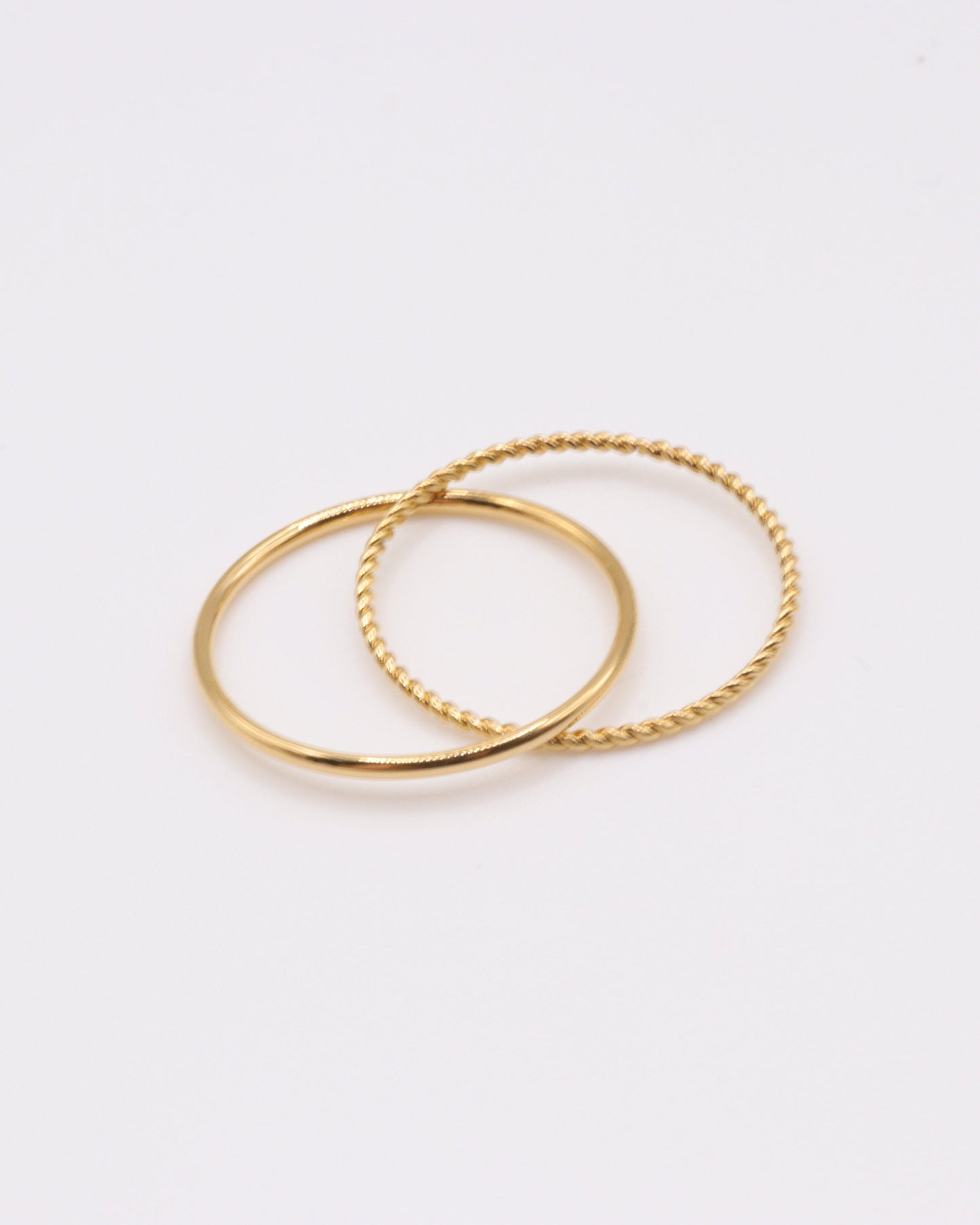 Photo de la bague lisse et torsadées sur fond gris clair