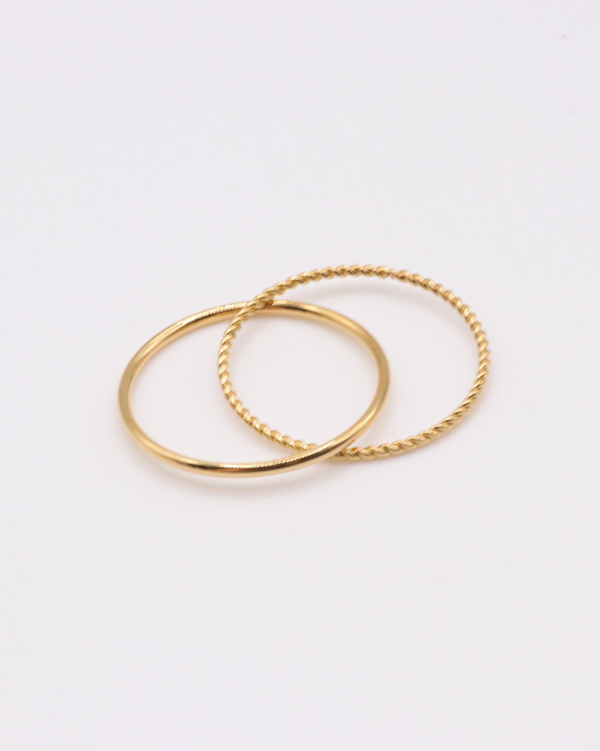 Photo de la bague lisse et torsadées sur fond gris clair