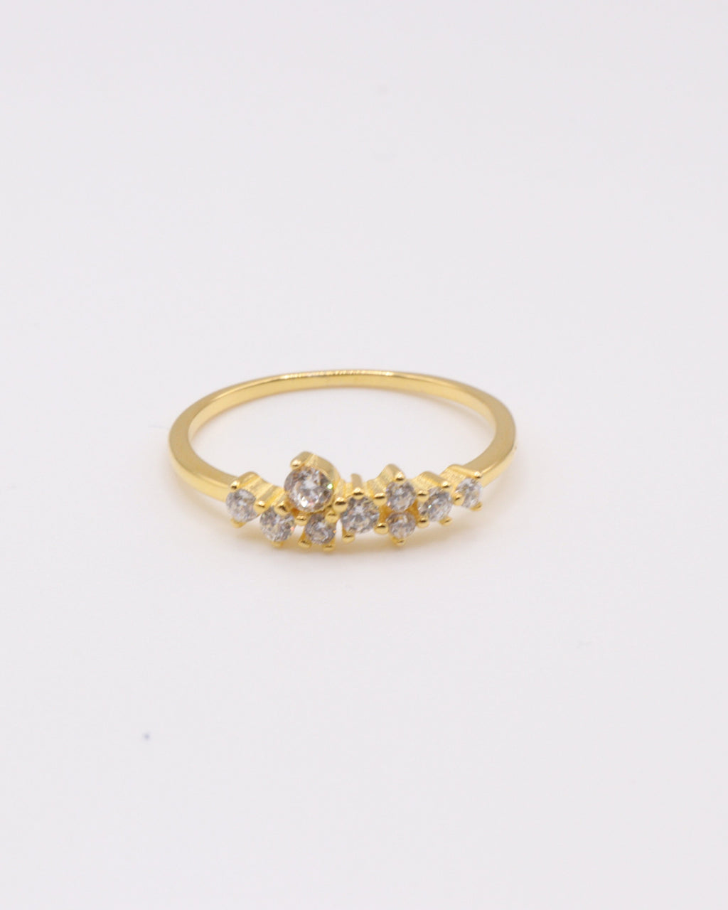 photo de la bague nuage en doré à l'or 750/1000ème (18 carats) sur fond gris clair